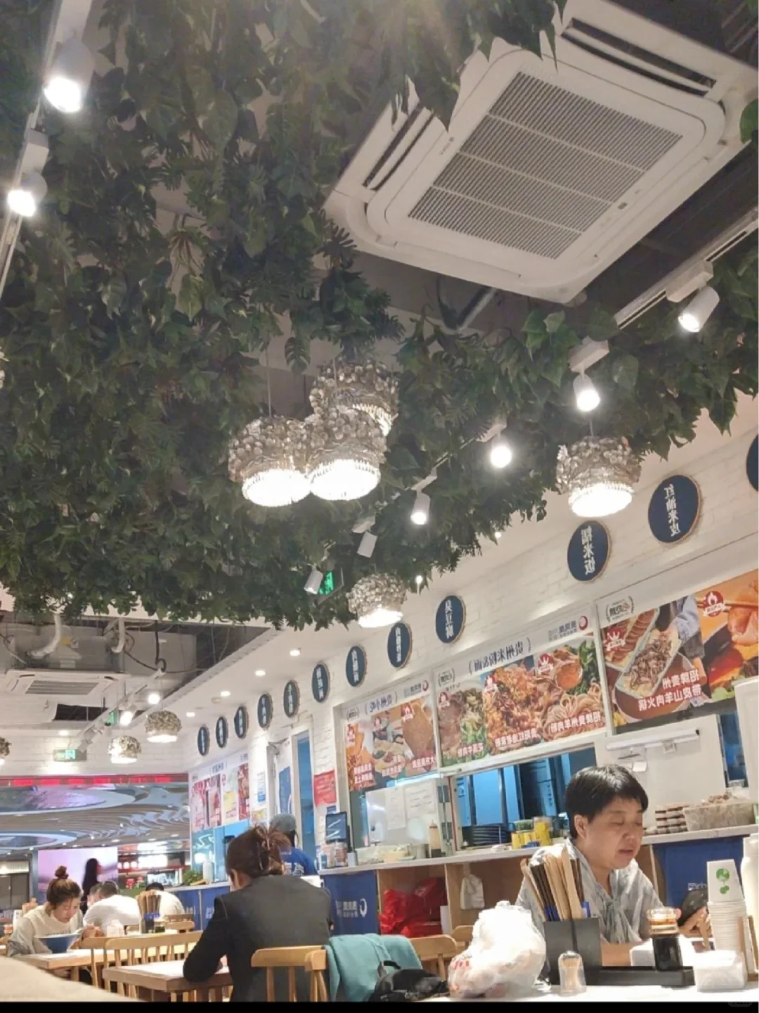 招聘兼职啦！！附近的友友可以过来看看