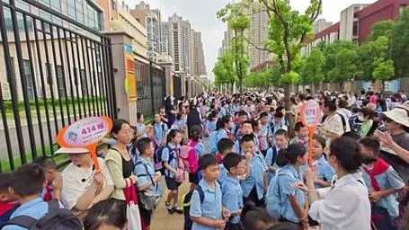 湖北一地停招小学老师 锁死教师编制