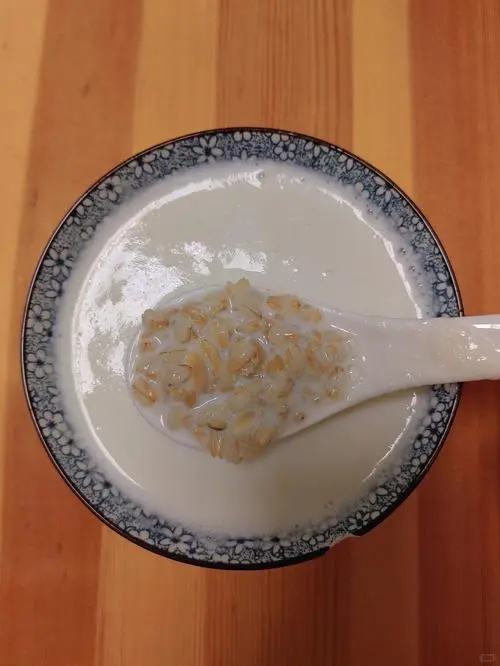 牛奶加燕麦，简单又幸福～