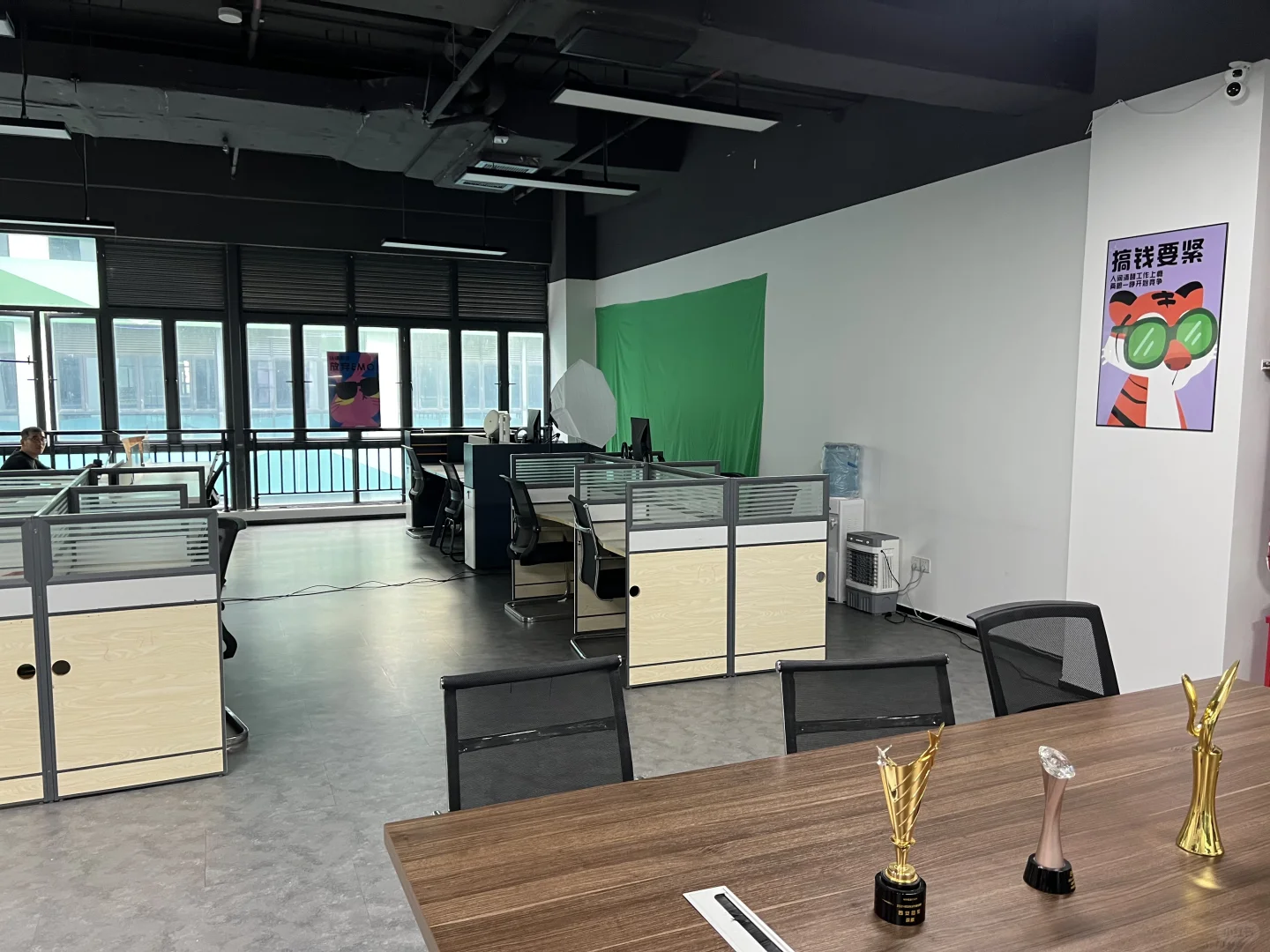 弹幕游戏直播招聘，不限经验，不限年龄