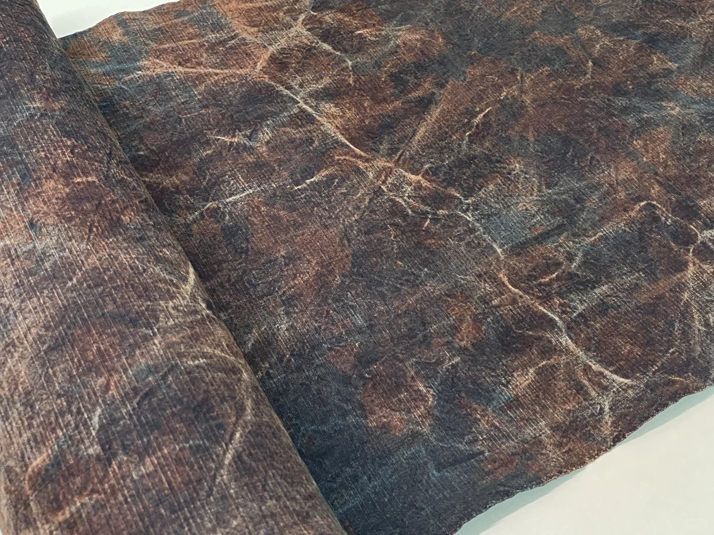 一卷废土风格的柿染布