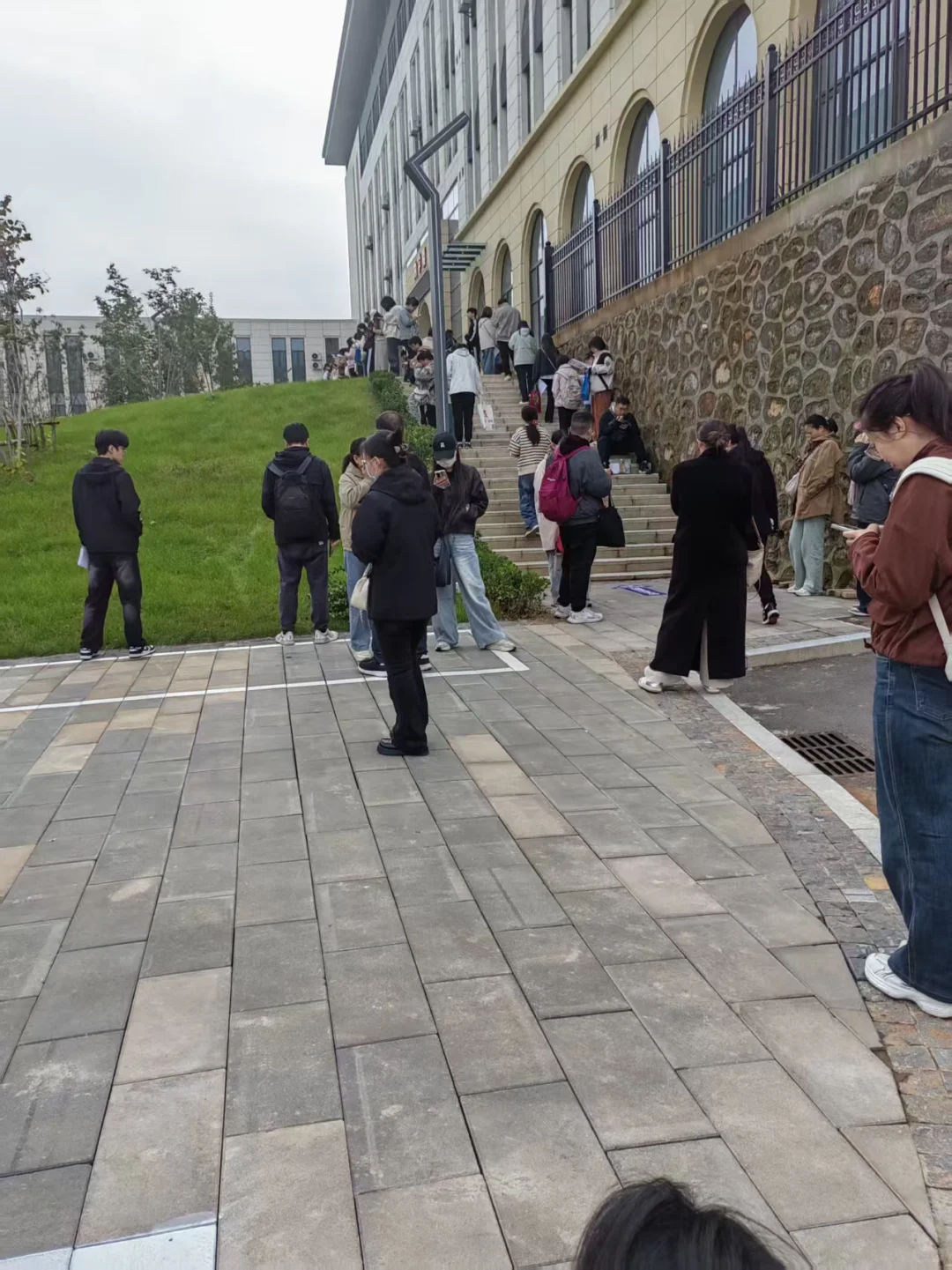 晋城市政公用集团考试现场，考生进场