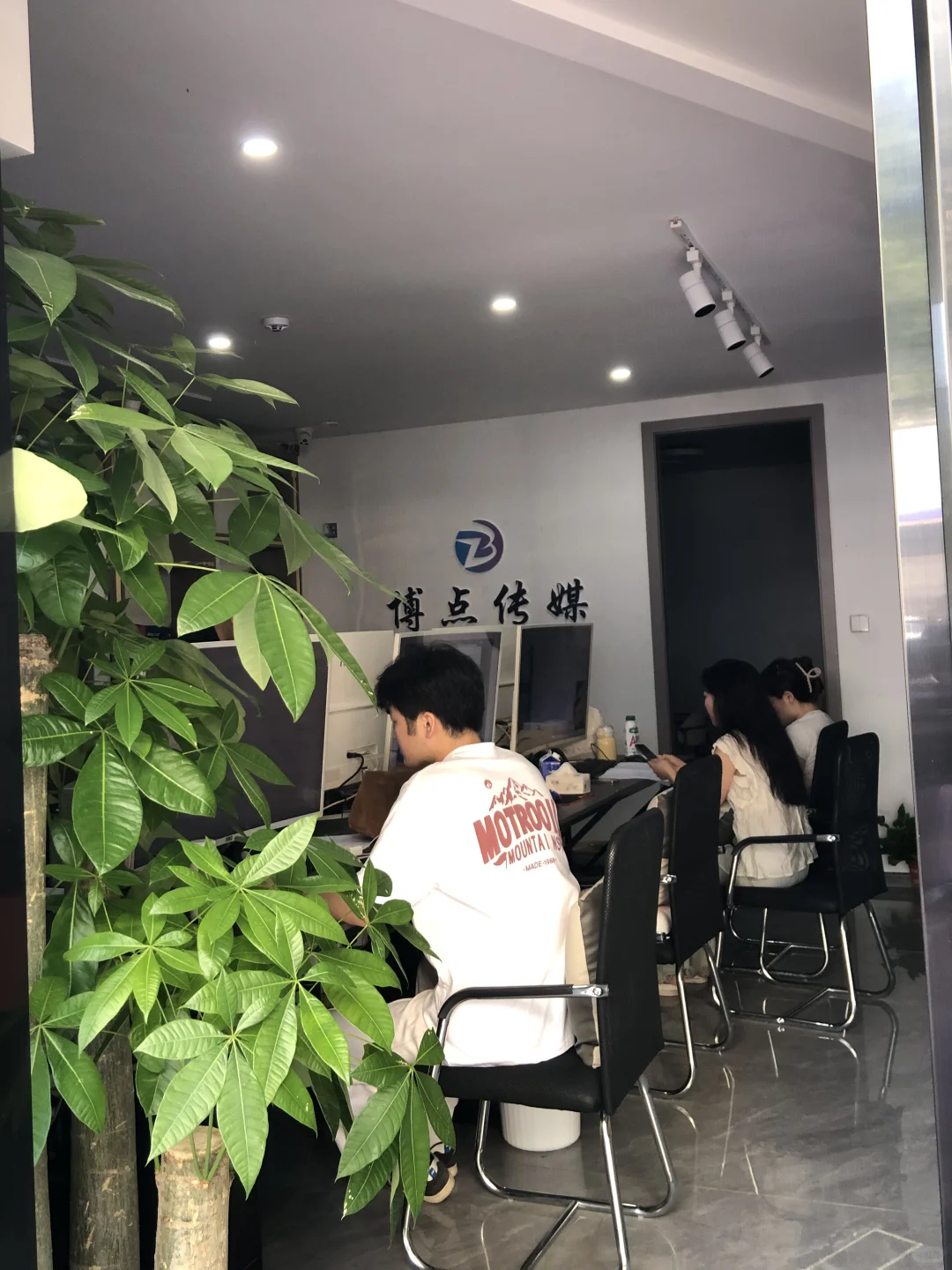 地标：新天地附近小姐姐找工作的来找我