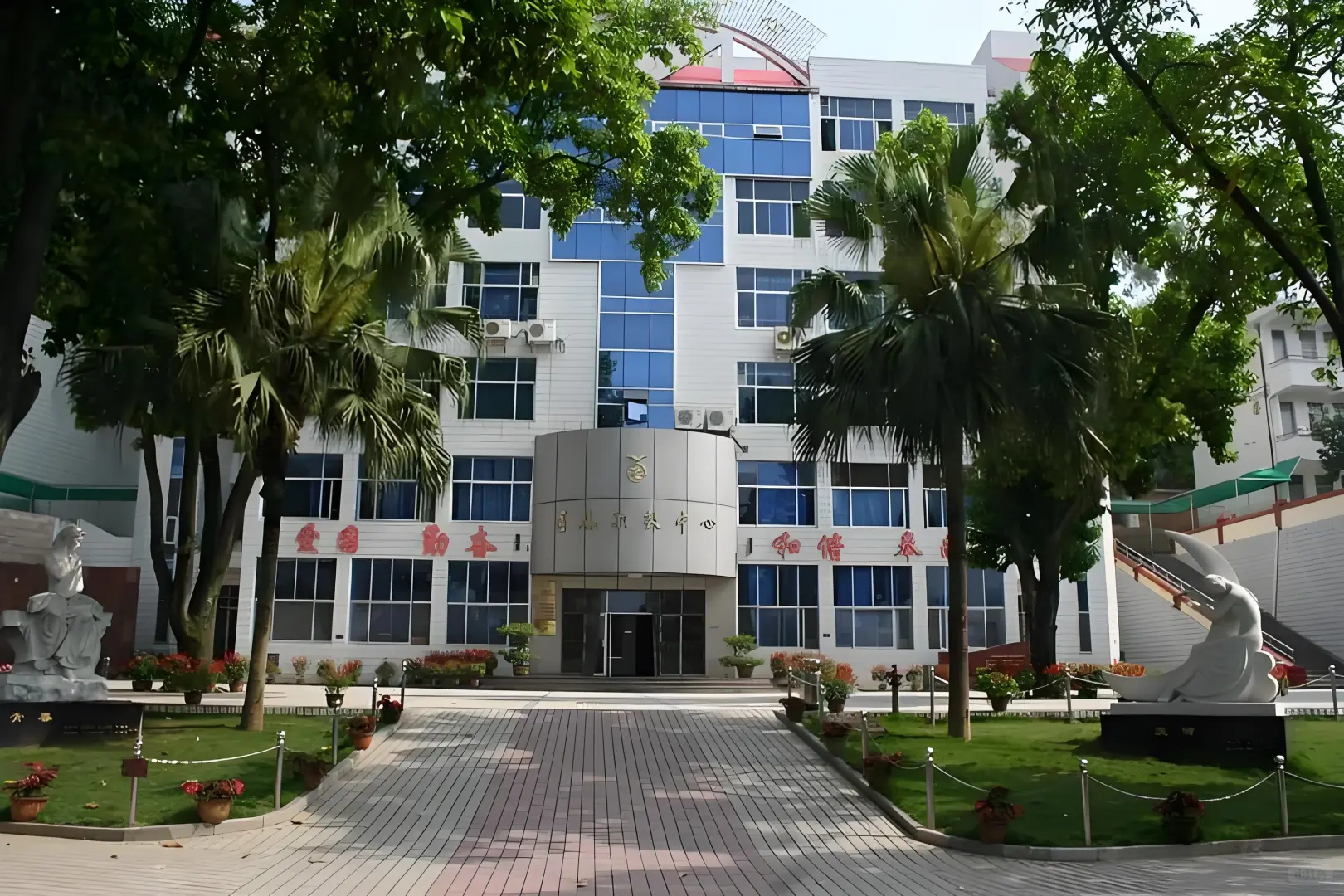 龙岩侨中，招聘后勤岗职员，五险一金！