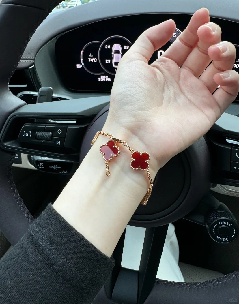 月薪1W+的我在二奢店拿下VCA红五花手链！