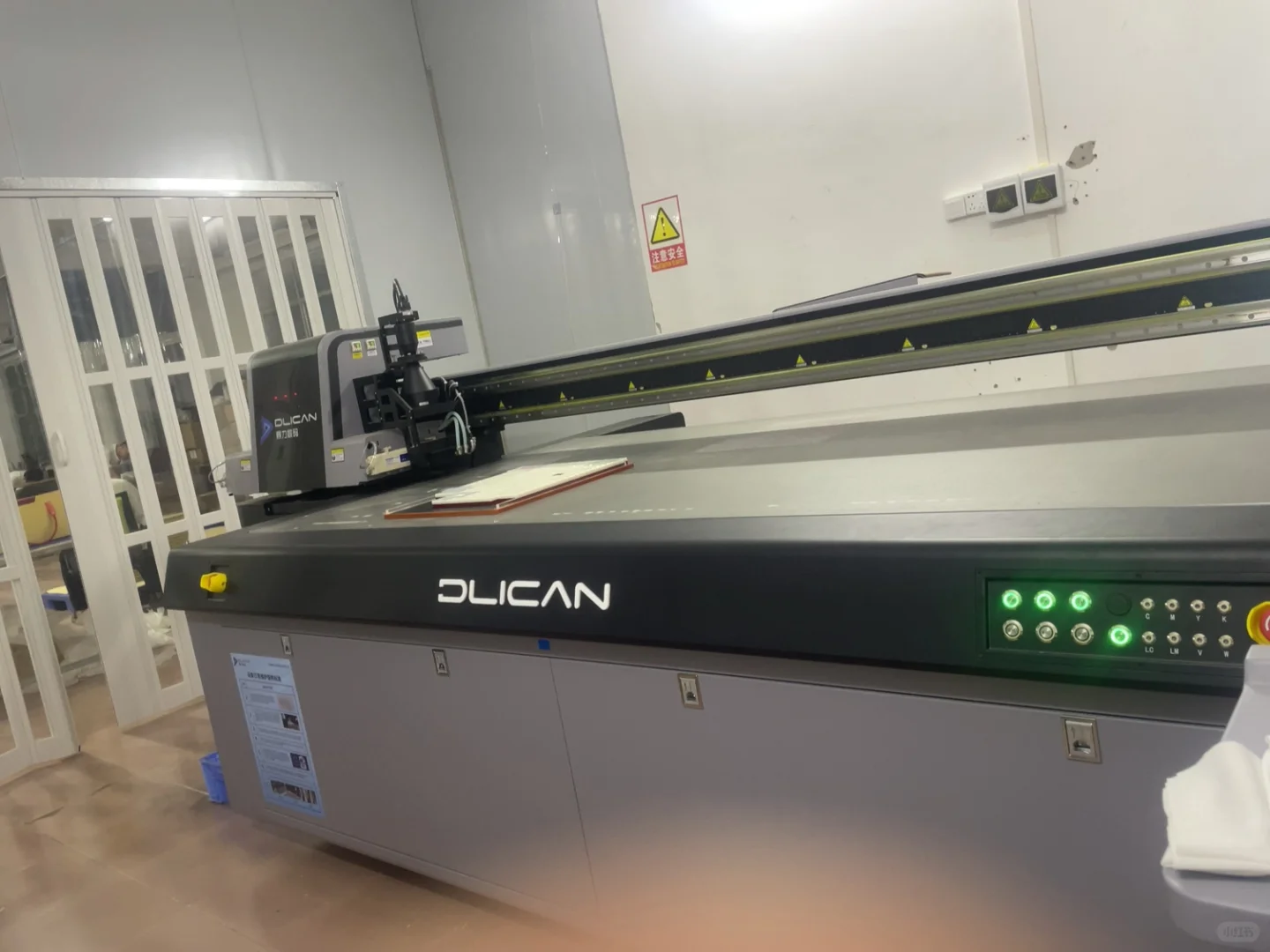 招聘视觉uv机操作师傅，视觉点漆机操作师傅