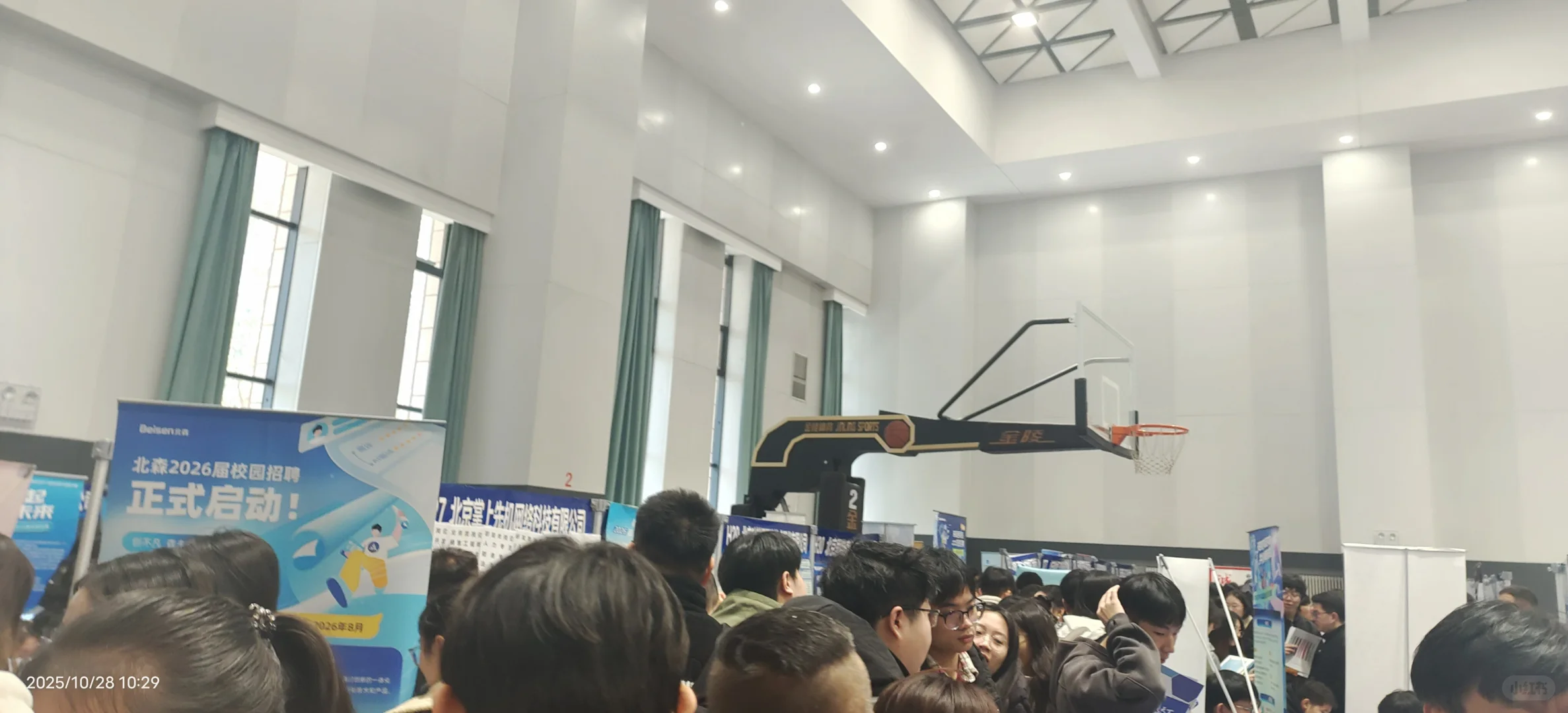 参加双选会,我感觉自己是这片浪潮下的灰烬