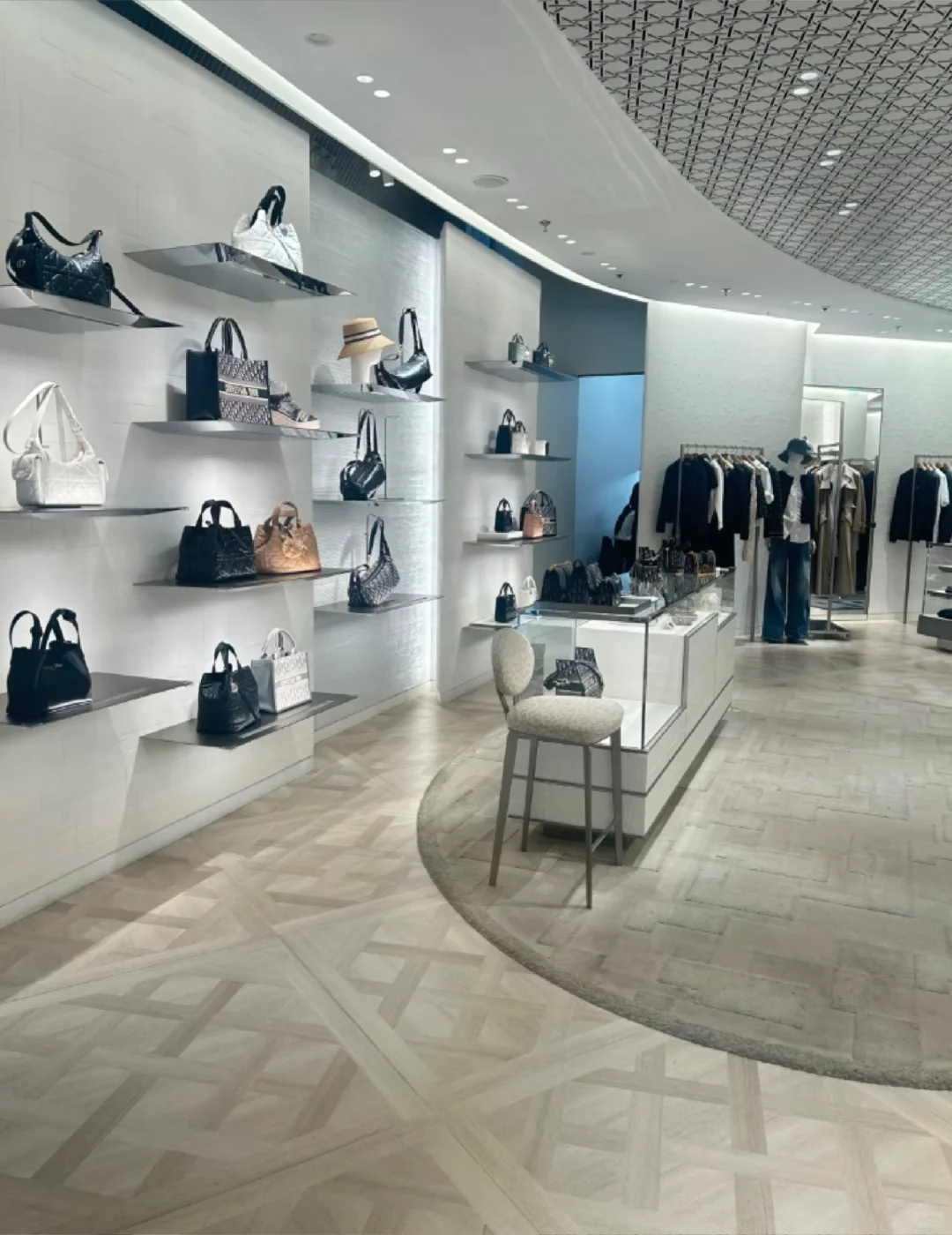 南昌万象城招人只要女孩子