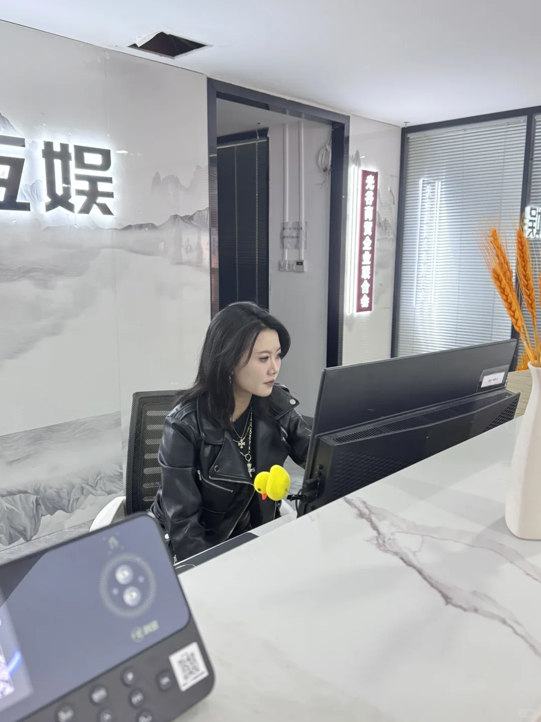 洪山新开的公司、急招美女前台人事