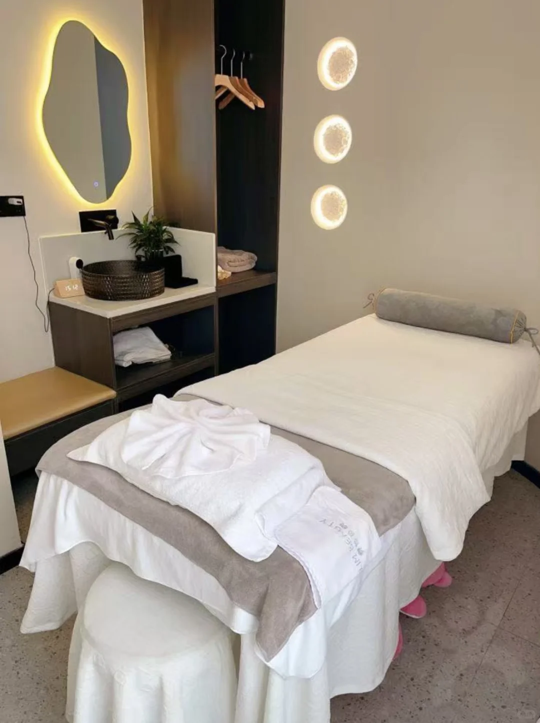 急招美容师7000保底包吃住