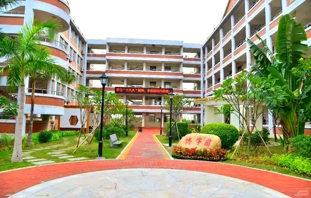 厦门市翔安区实验学校招聘，五险一金+住宿