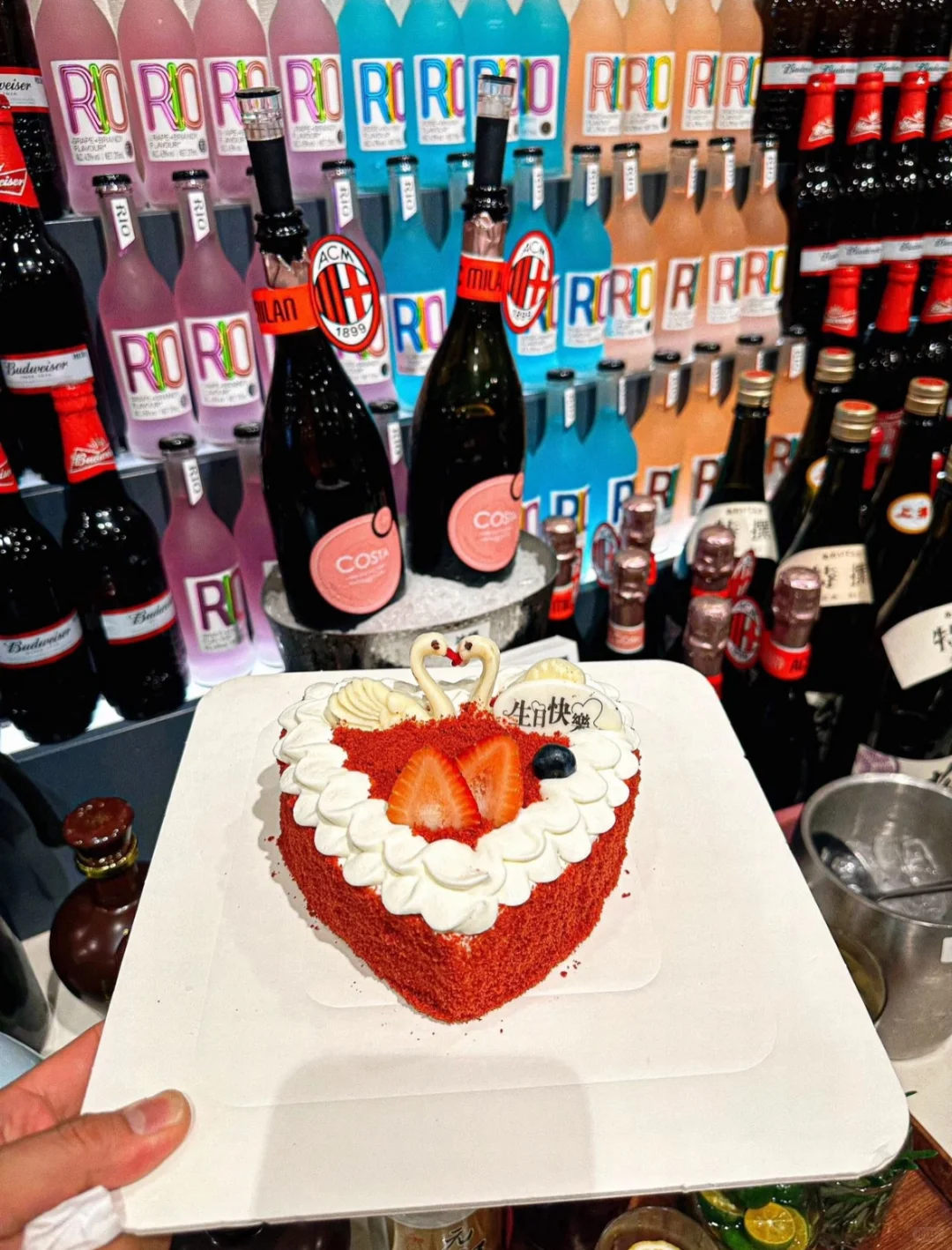 急聘服务员！底薪8000起！月休四天！