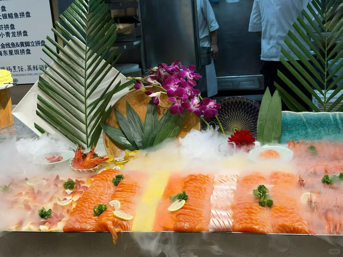 急聘服务员！底薪8000起！月休四天！