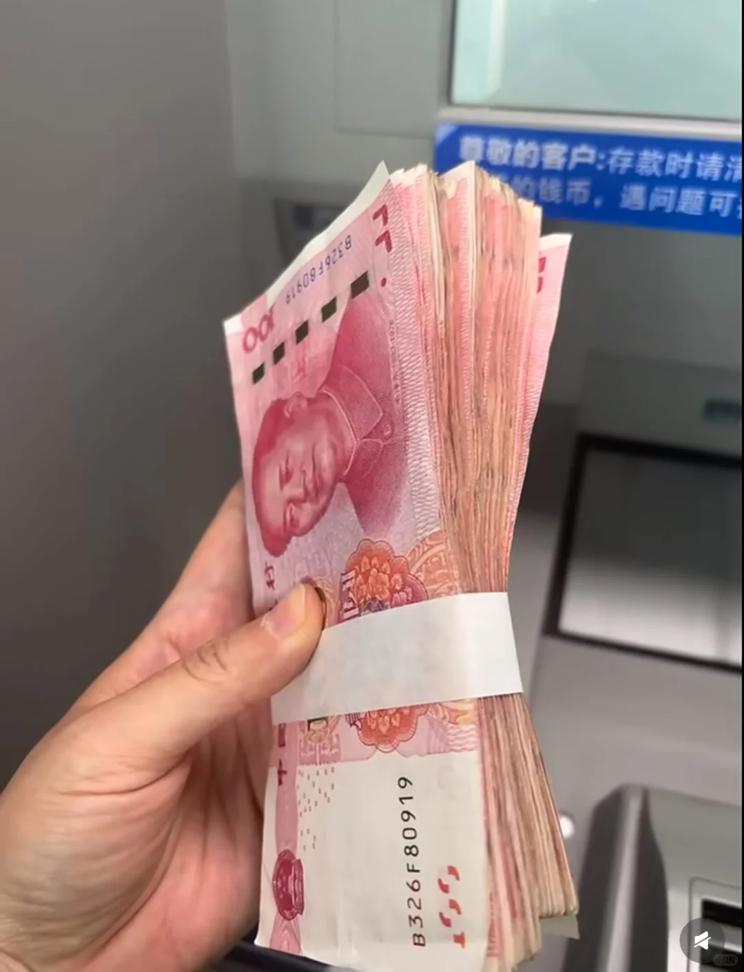 急聘服务员！底薪8000起！月休四天！