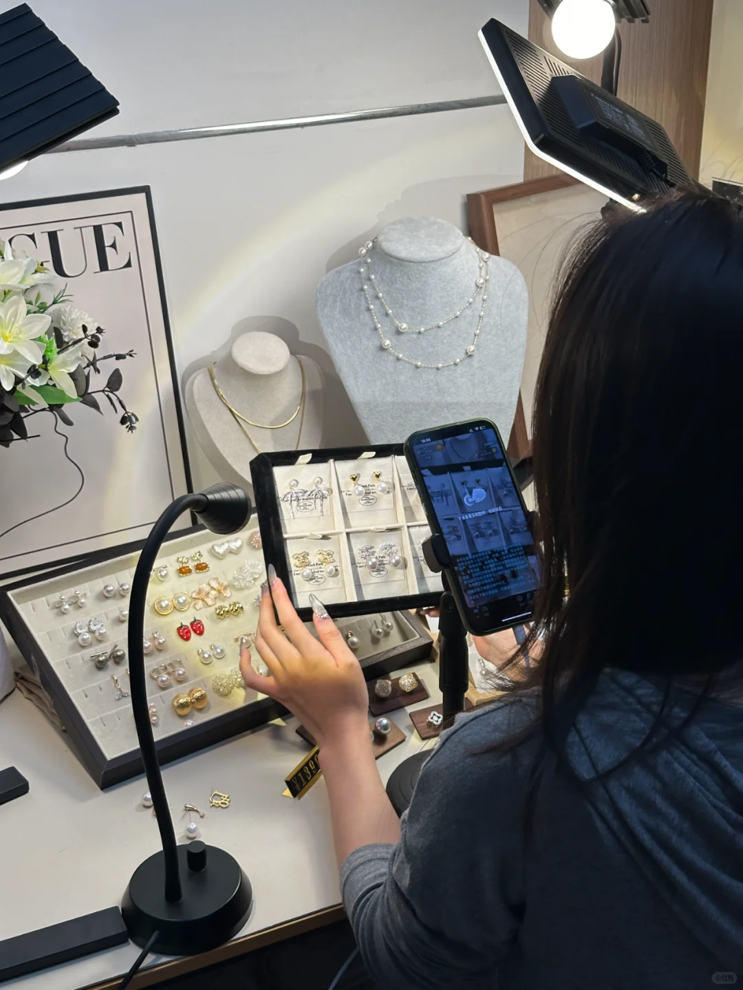 昨天砖了5600，直播在线人数1000➕