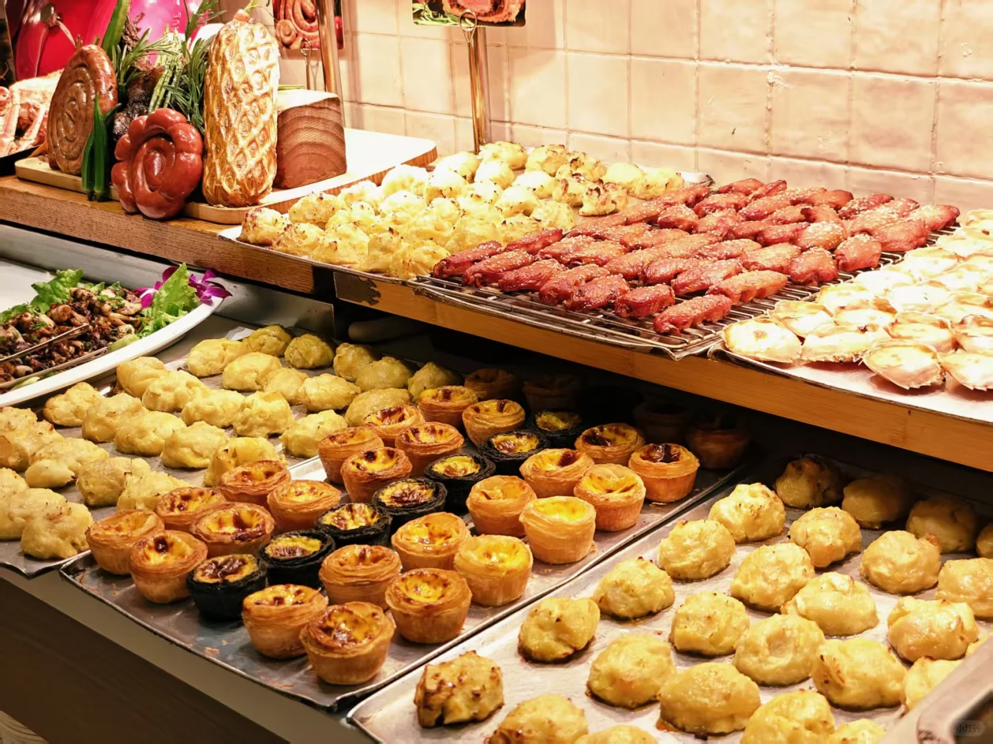 急聘服务员！底薪8000起！月休四天！