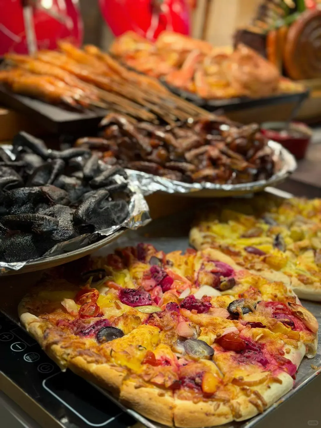 急聘服务员！底薪8000起！月休四天！