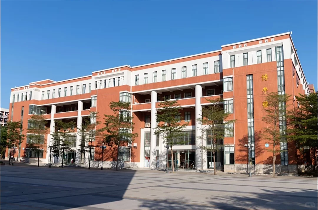 学校铁皮墙上充满了希望✨招聘新学期老师啦