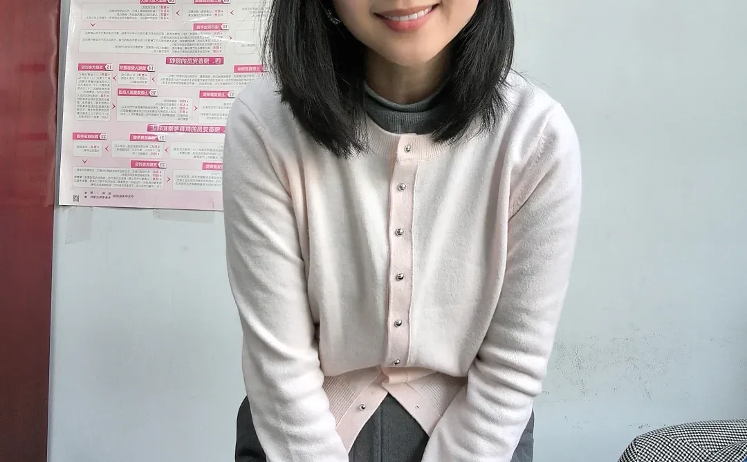 40+体制内女教师灰色粉色穿搭