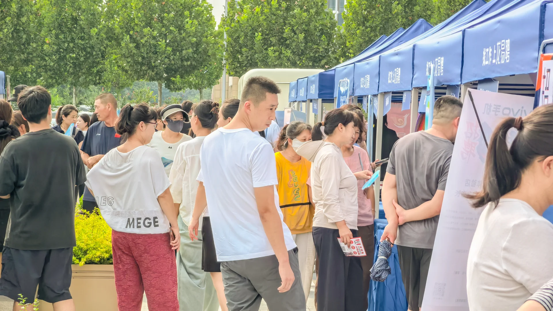 天街招聘会实拍📷冒雨赴会，求职人气不减❗️