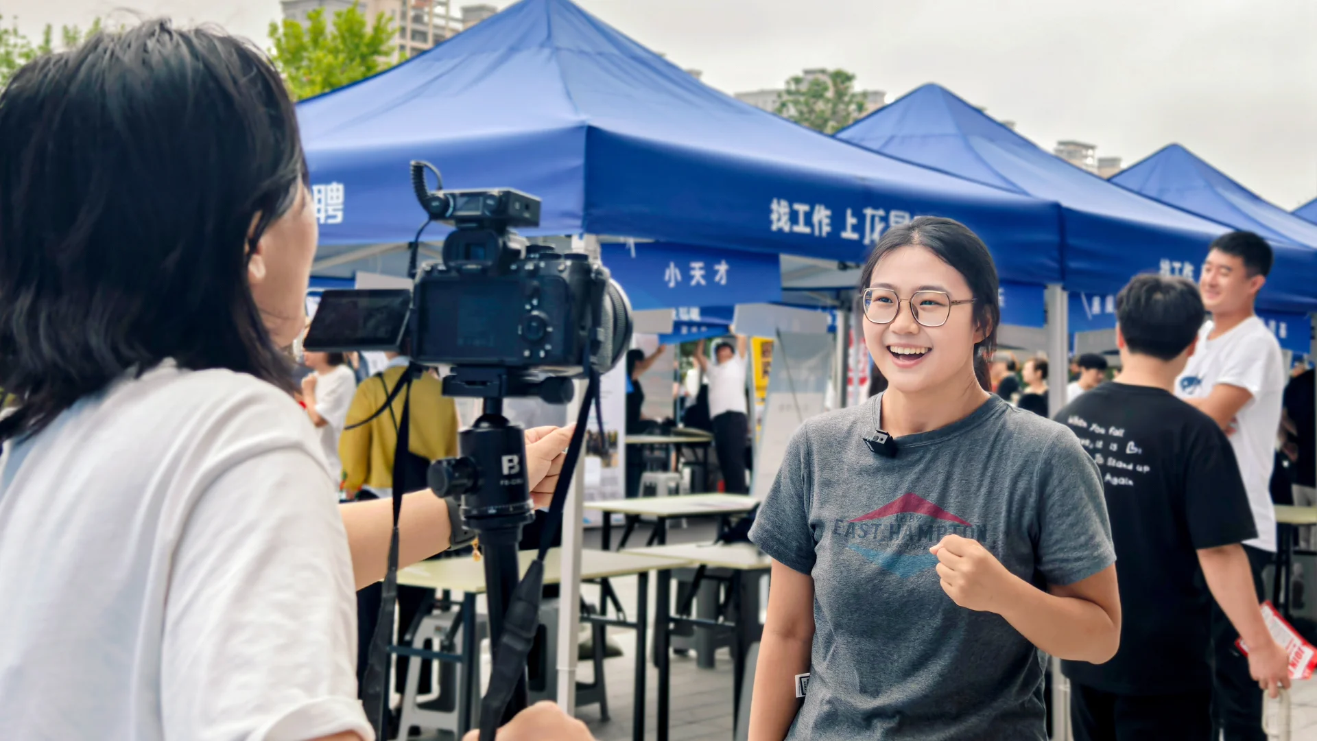 天街招聘会实拍📷冒雨赴会，求职人气不减❗️