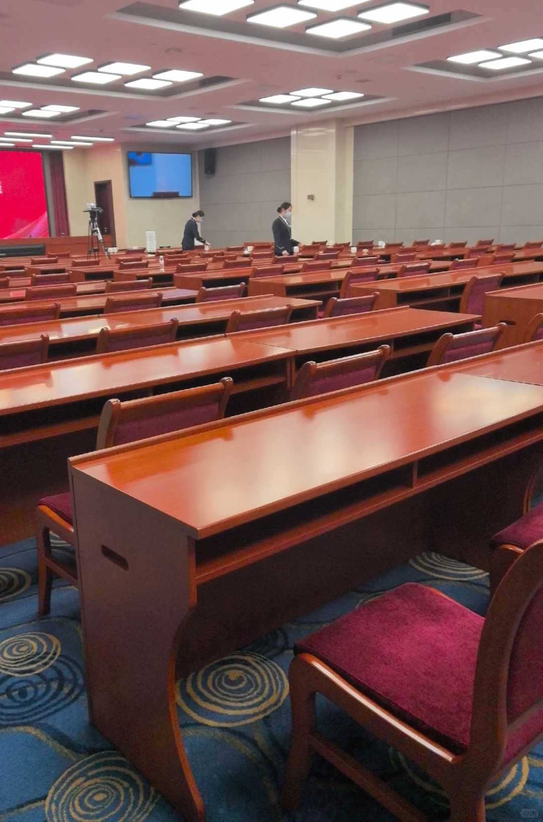 招聘会服两名，石家庄桥西区