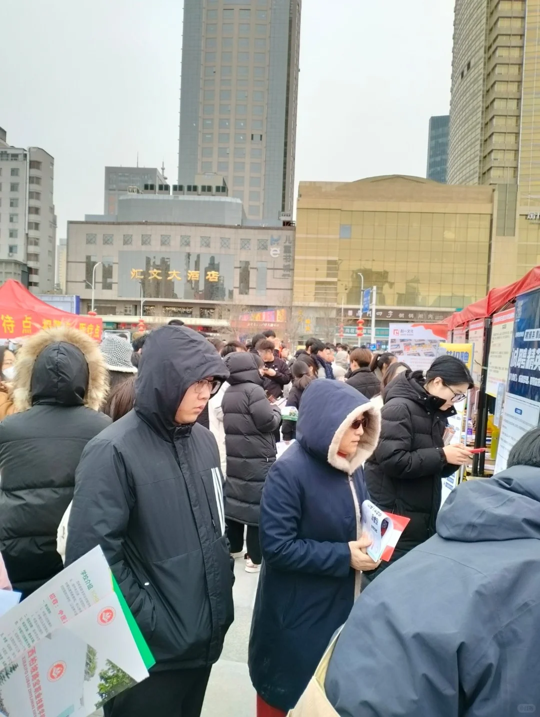 **裕华万达大型户外招聘会：春风送岗，等你