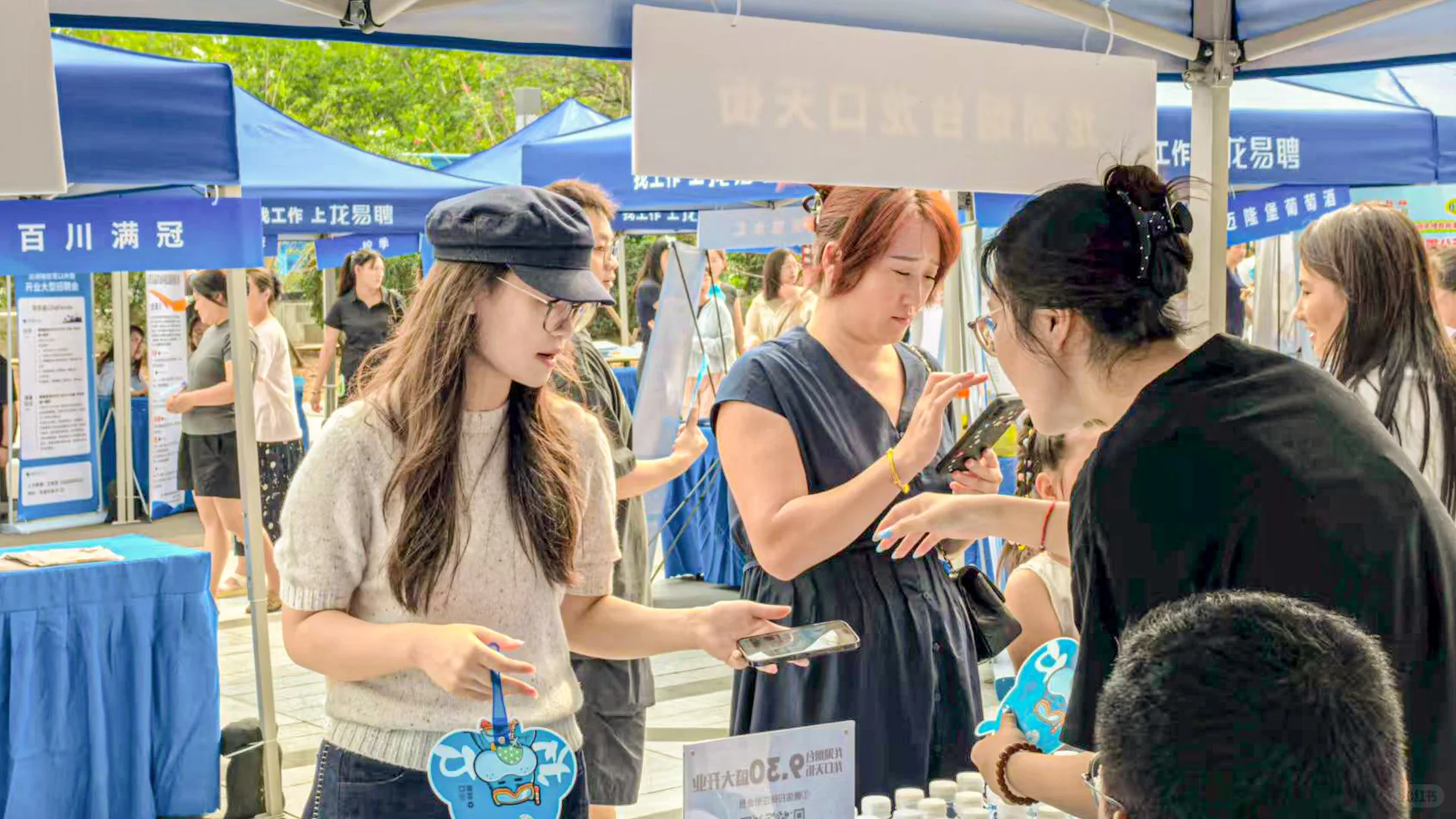 天街招聘会实拍📷冒雨赴会，求职人气不减❗️