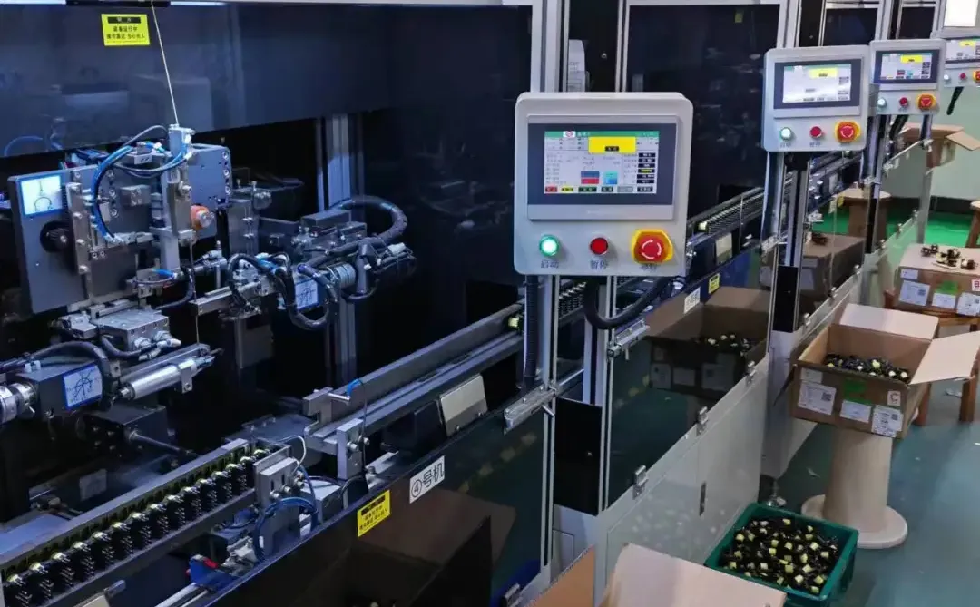 钦州小伙伴，长白班工作包吃住，需要的滴滴我