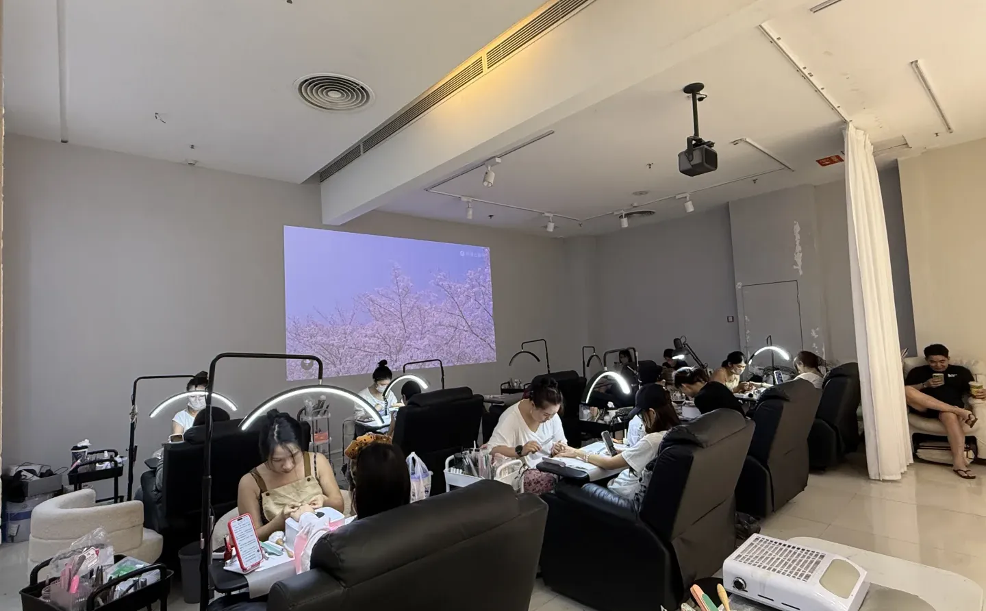 钦州招聘美甲师 有保底