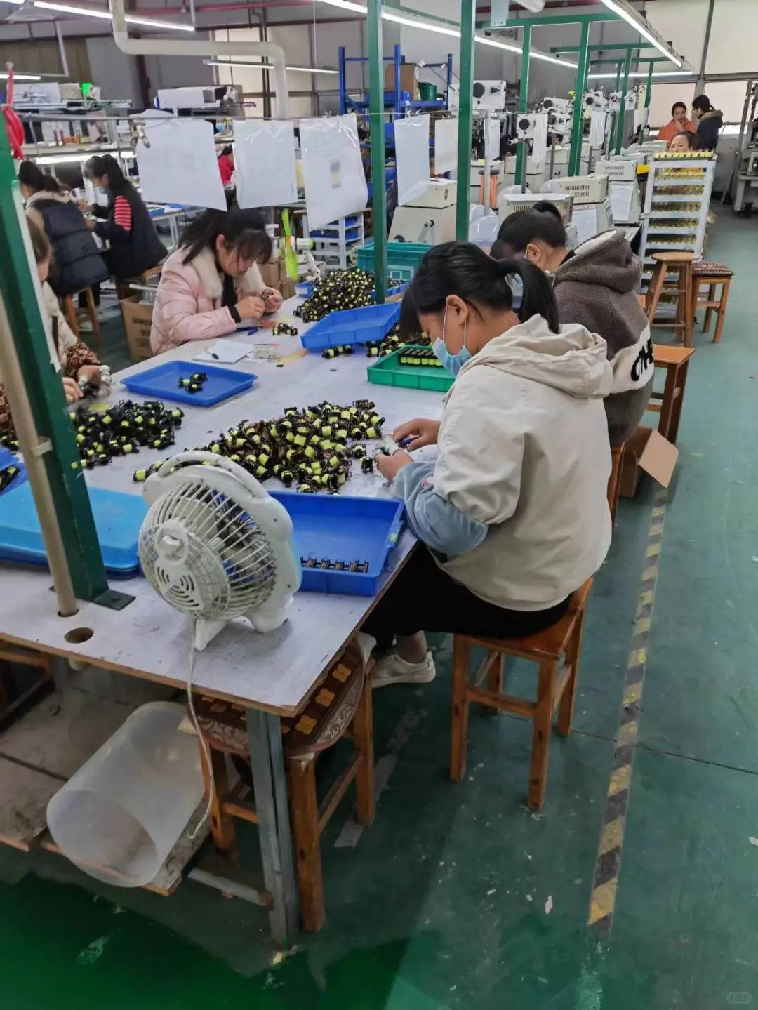 钦州小伙伴，长白班工作包吃住，需要的滴滴我