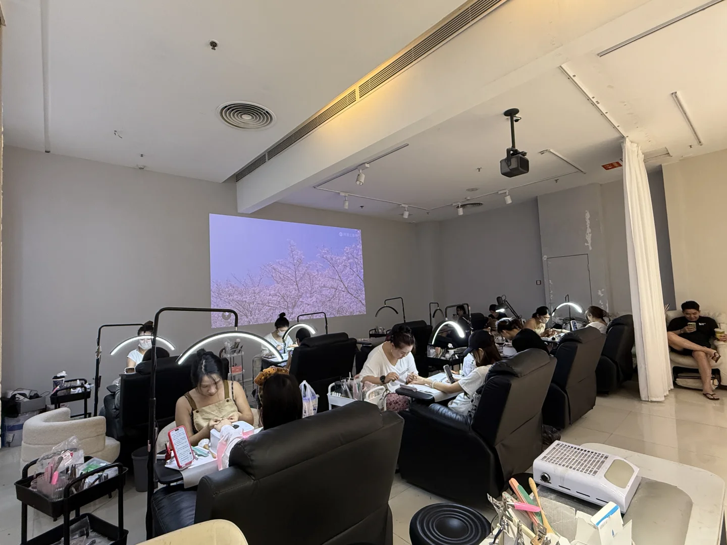 钦州招聘美甲师 有保底