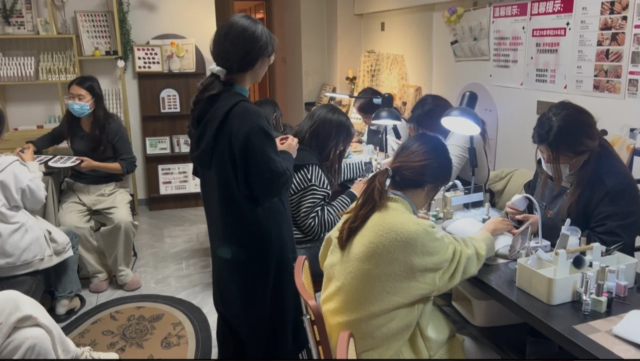 听说小红书好招人，急聘美甲师