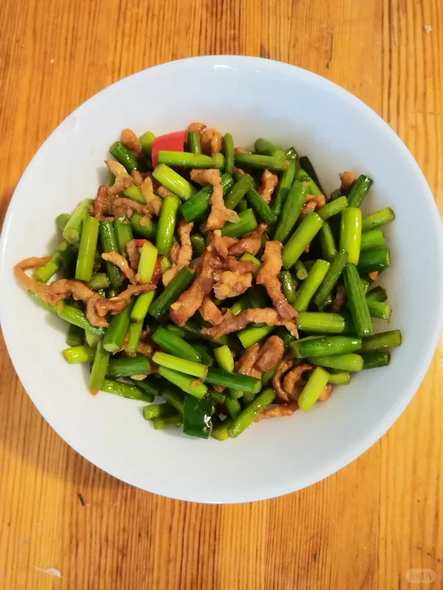今日午餐：蒜苔炒肉丝，蚝油葱香冬瓜