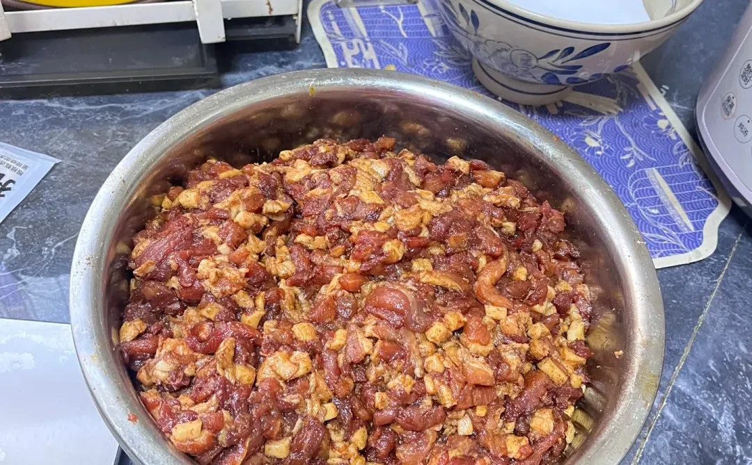 第一次灌香肠感觉失败了 晒了五天了 一直放在室外 下雪也没拿进来 今天蒸了一根