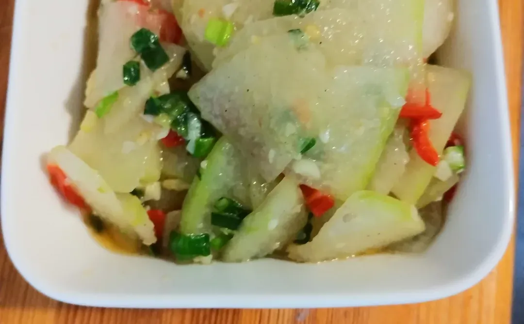 今日午餐：蒜苔炒肉丝，蚝油葱香冬瓜