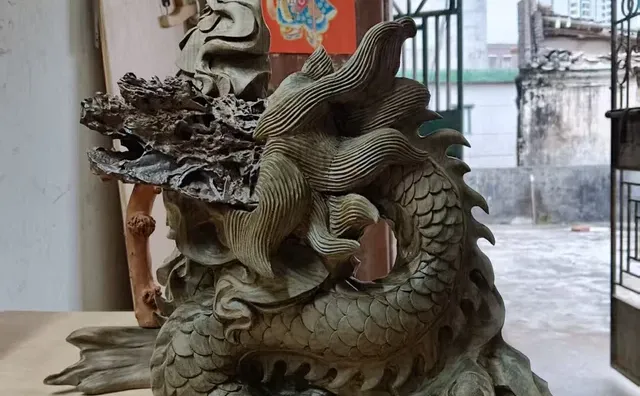 应顾客要求不上漆，给石头配宝座木雕摆件