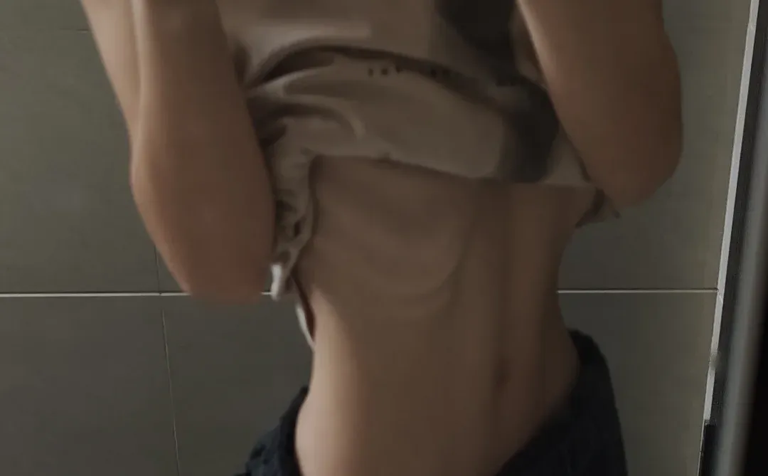 纯饿瘦的身材 可惜是H腰