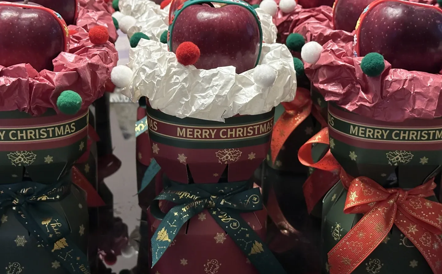 喜欢的可以预订啦✌️全部都是蛇果🍎圣诞节花束 圣诞氛围感在身边 铃铛一响圣诞就