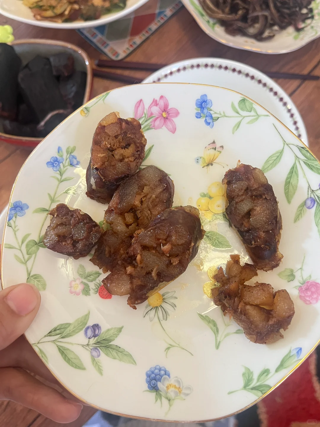 第一次灌香肠感觉失败了 晒了五天了 一直放在室外 下雪也没拿进来 今天蒸了一根