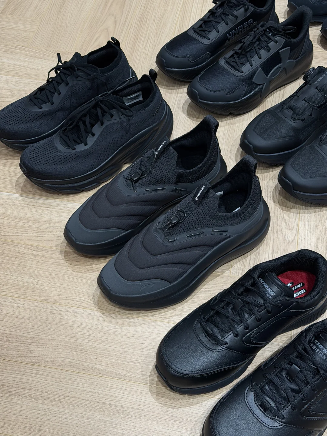 近期9双适合通勤且百搭的全黑鞋子合集。