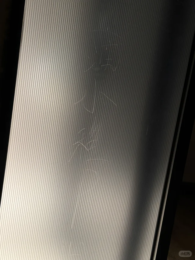 汉庭酒店玻璃上有刻字