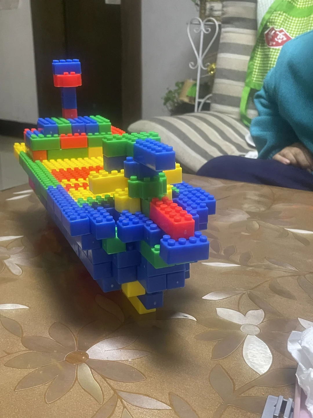 开始玩积木的男孩子真的好可爱！