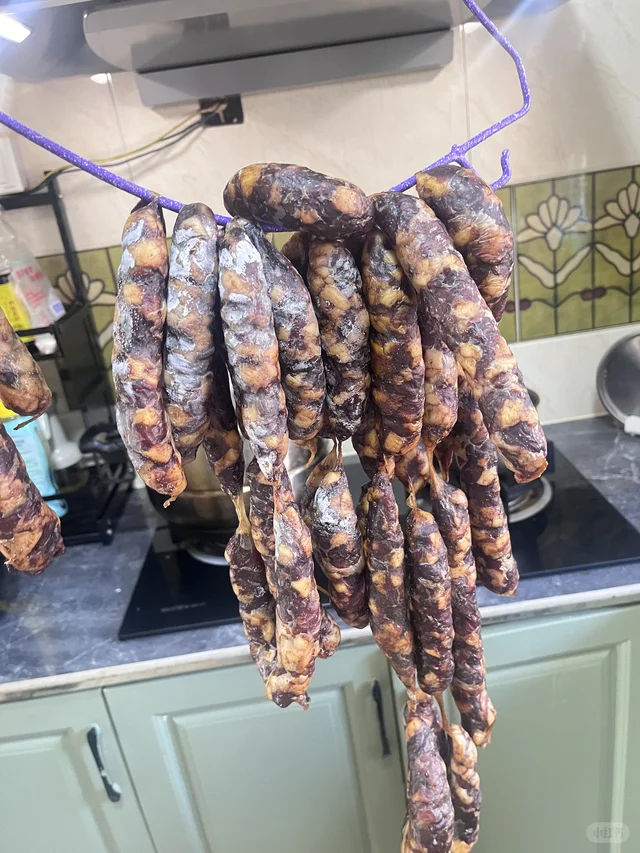 第一次灌香肠感觉失败了 晒了五天了 一直放在室外 下雪也没拿进来 今天蒸了一根