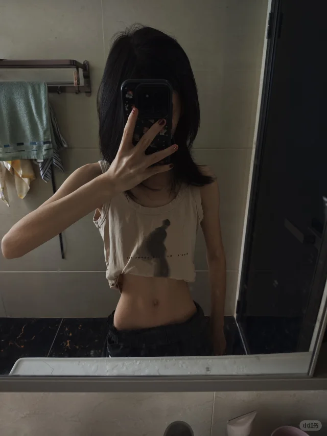 纯饿瘦的身材 可惜是H腰