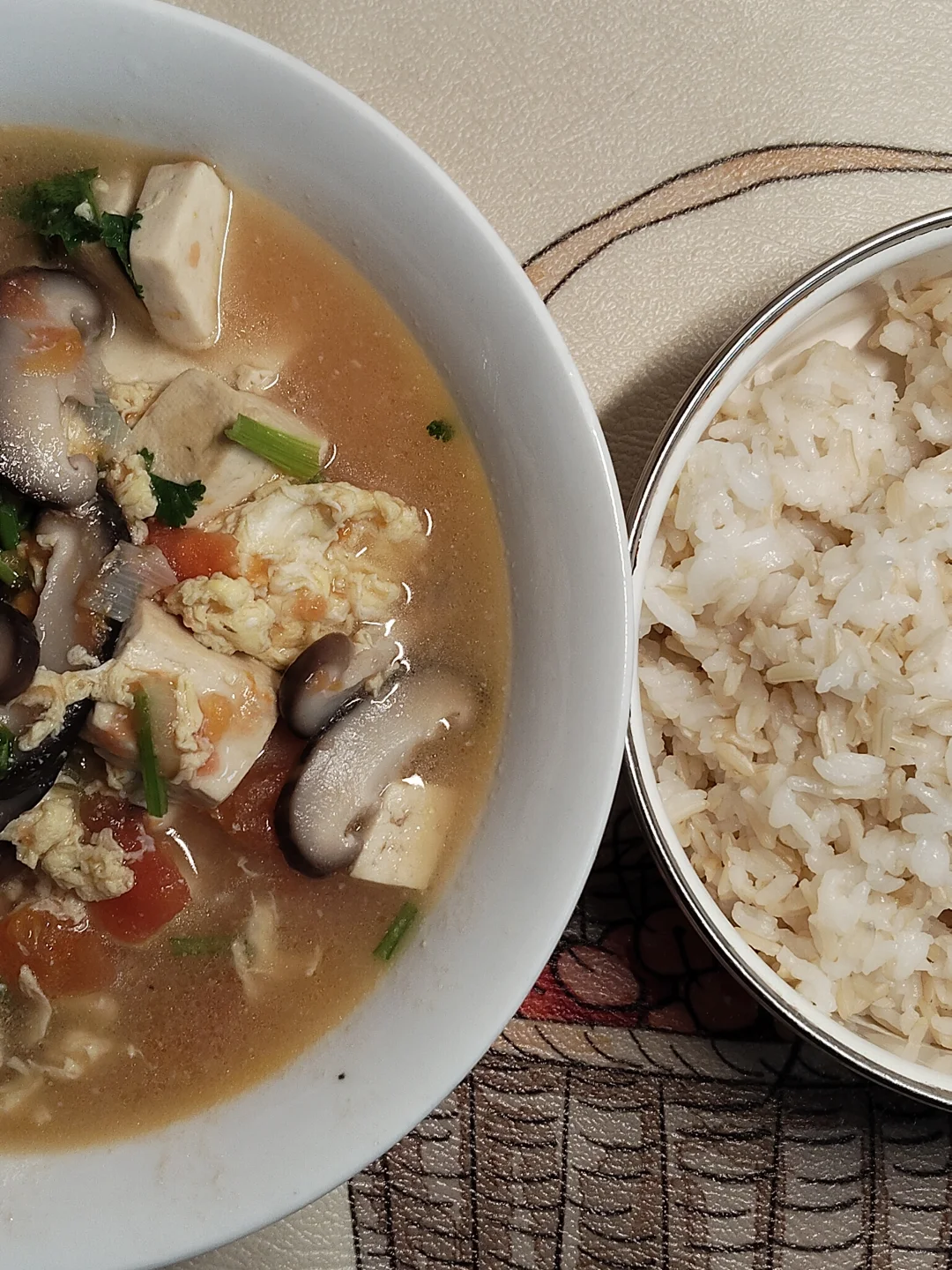 一人简单晚餐Day93//番茄菌菇豆腐汤+糙米饭