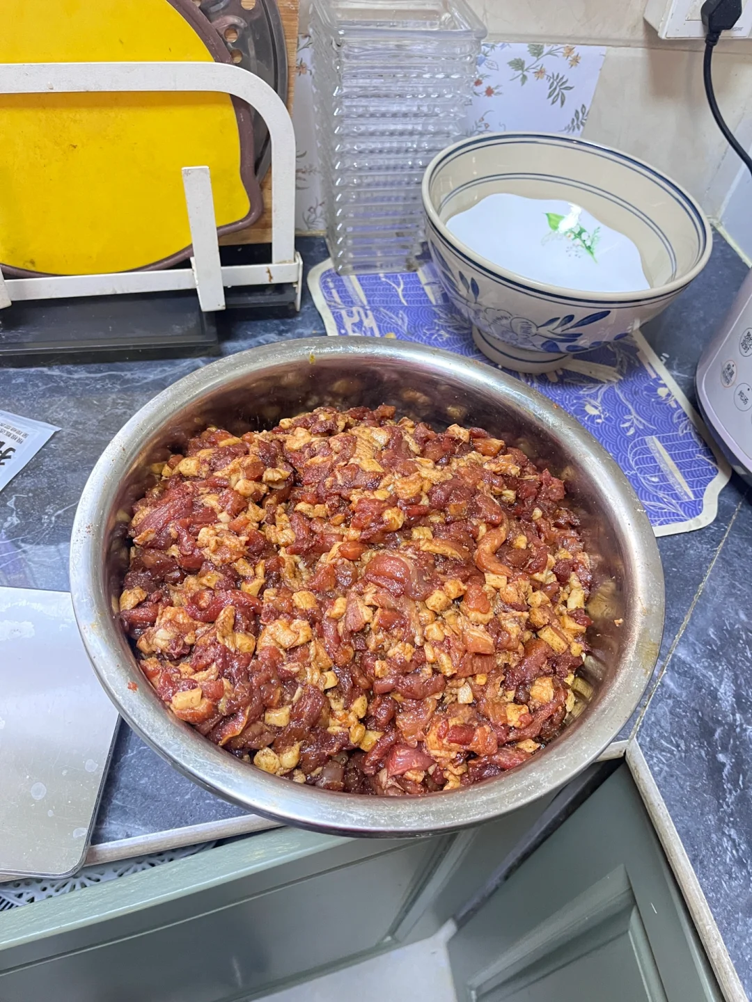 第一次灌香肠感觉失败了 晒了五天了 一直放在室外 下雪也没拿进来 今天蒸了一根