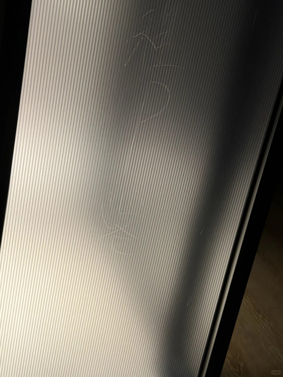 汉庭酒店玻璃上有刻字