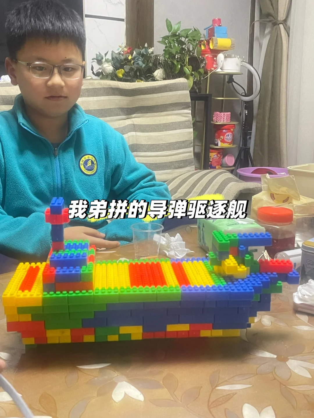 开始玩积木的男孩子真的好可爱！