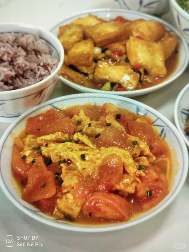 美食一个人简单的饭菜 平平淡淡简简单单的一餐 做饭是热爱生活的方式 享受做饭的乐